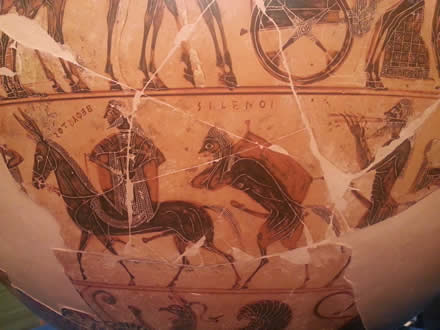 Particolare del Vaso François, Efesto, il dio zoppo, a cavallo di un mulo fallico, viene ricondotto all'Olimpo dal dio Dioniso