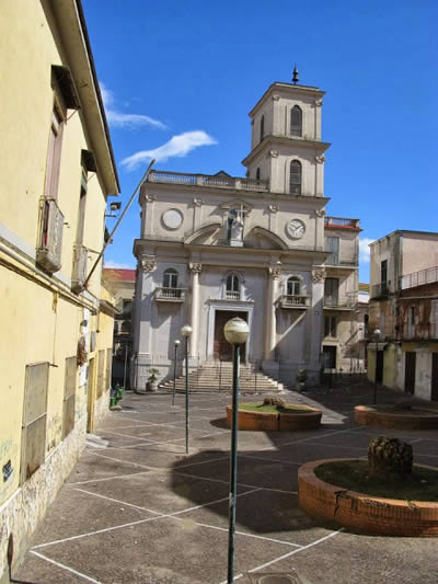 Piazza B. Tafuri, il cuore dell'antico casale di Piscinola, con la chiesa parrocchiale del SS. Salvatore (rimaneggiata nel 1950), l'edificio del vecchio Comune (a sinistra) e il palazzo seicentesco della famiglia Grammatico (a destra).